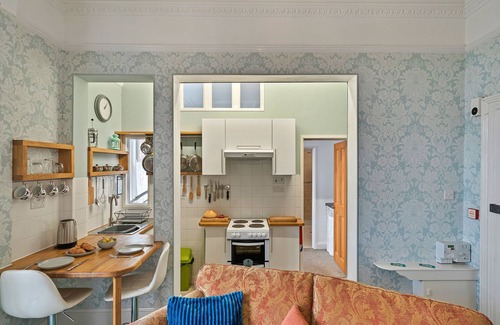 Roundham Apartment | Atherfield Apartments No. 3 - Sea Peeps