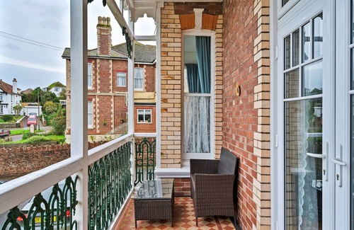 Roundham Apartment | Atherfield Apartments No. 3 - Sea Peeps