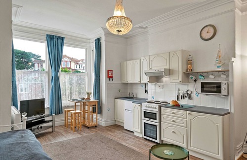 Roundham Apartment | Atherfield Apartments No. 7 - Sunny Side