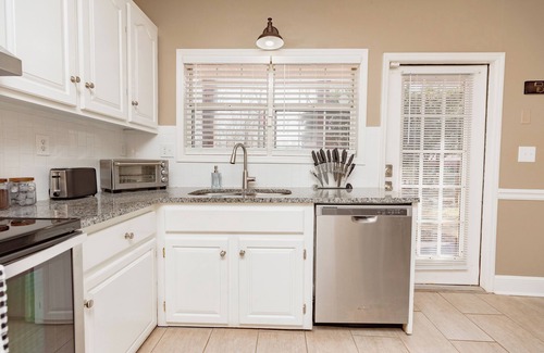 Kathleen House | AtHome+1 Stay | Large Yard | Family Friendly