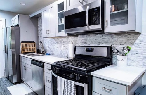 Church Street House | ATL Access 3BR Home Yard & Parking Sleeps 8