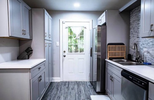 Church Street House | ATL Access 3BR Home Yard & Parking Sleeps 8