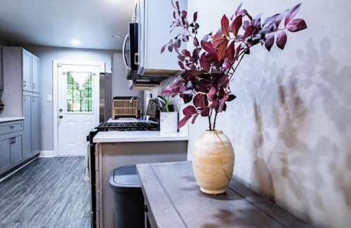 Church Street House | ATL Access 3BR Home Yard & Parking Sleeps 8