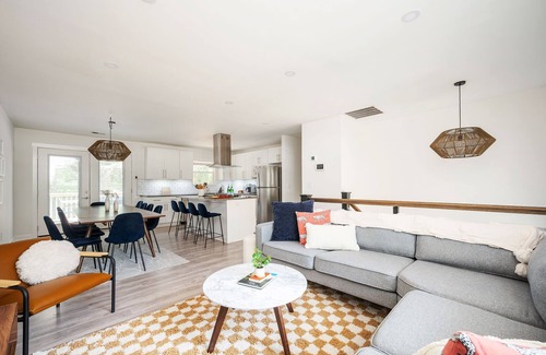 Decatur House | ATL Retreat ~ Hot tub ~ Firepit ~ Basketball ~ Game Room