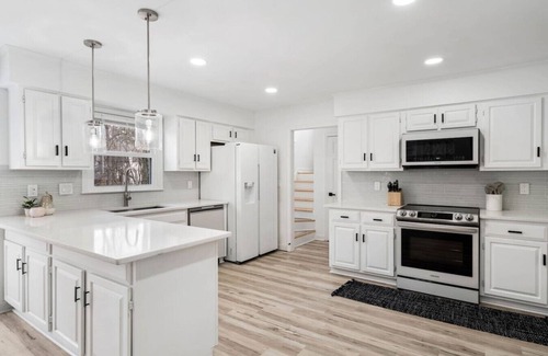 Decatur House | Atlanta Luxury Chateau (6 Bedrooms and Game Room)