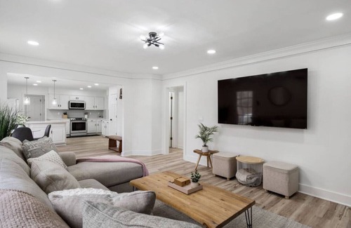 Decatur House | Atlanta Luxury Chateau (6 Bedrooms and Game Room)