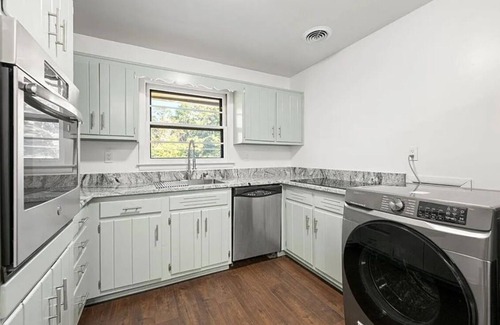 North Druid Hills House | Atlanta Oasis w/3 Queens & Backyard Near Hotspots