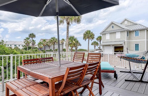 Jacksonville Beach House | Atlantic Shores Getaway steps from Jax Beach Private House Pet Friendly Near to the Mayo Clinic - UNF - TPC Sawgrass - Convention Center - Shopping Malls - Under 3 Hours from DISNEY