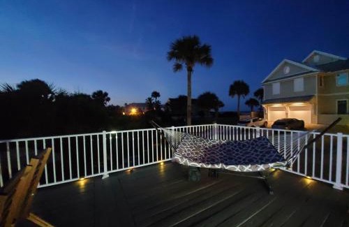 Jacksonville Beach House | Atlantic Shores Getaway steps from Jax Beach Private House Pet Friendly Near to the Mayo Clinic - UNF - TPC Sawgrass - Convention Center - Shopping Malls - Under 3 Hours from DISNEY