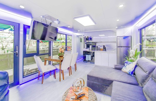 Merritt Island Boat Rental | Atlantis 2-Bedroom Floating Home