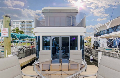 Merritt Island Boat Rental | Atlantis 2-Bedroom Floating Home