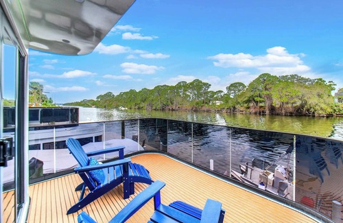 Merritt Island Boat Rental | Atlantis 2-Bedroom Floating Home