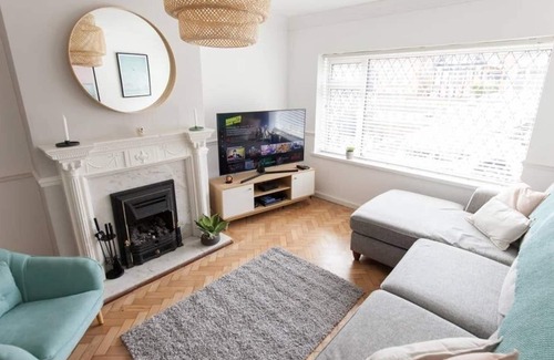 Moseley House | ATTENTION TO ALL CONTRACTORS - SPLENDID MOSELEY HOUSE w/ GAMES ROOM & DRIVEWAY F