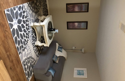 Hillcrest Apartment | Attention traveling professionals! 1BR/1BA 30-day minimum rental