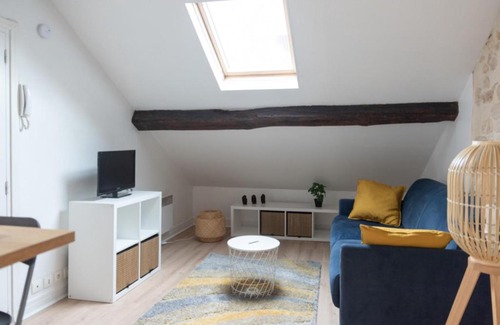 Saint-Mande Apartment | Attic apartment with exposed beams
