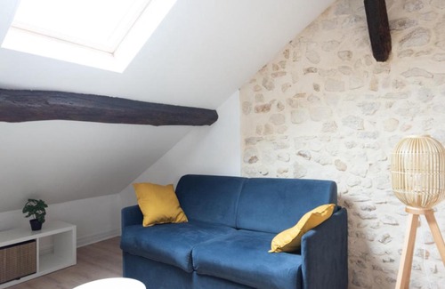 Saint-Mande Apartment | Attic apartment with exposed beams