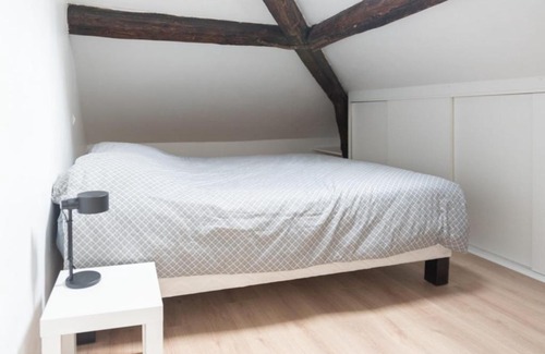 Saint-Mande Apartment | Attic apartment with exposed beams