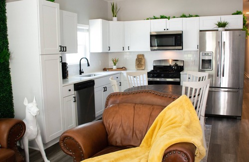 Fort Worth Cottage | Attractive 2 Bedroom Cottage Centrally Located with Fire Pit