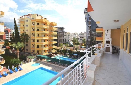 Mahmutlar Apartment | Attractive apartment - right down to the beach