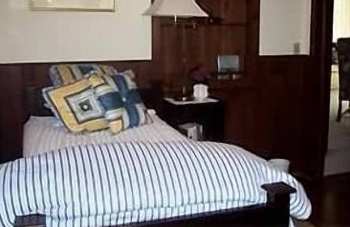 Laurel Park Cottage | Attractive Cottage Surrounded by Gardens