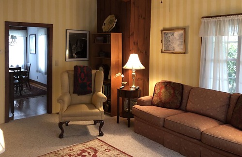 Laurel Park Cottage | Attractive Cottage Surrounded by Gardens