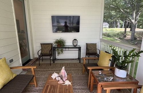 Oxford Cottage | Attractive get away at The Lamar minutes from the Square