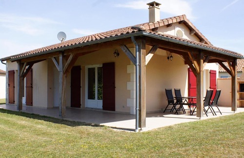 Les Forges House | Attractive holiday home in Les Forges with shared pool