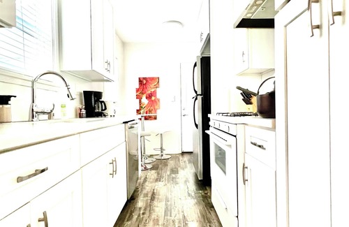 Sherman Oaks Apartment | Attractive Large One Bedroom near Shops