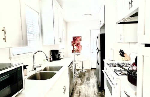 Sherman Oaks Apartment | Attractive Large One Bedroom near Shops