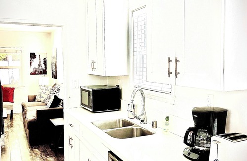 Sherman Oaks Apartment | Attractive Large One Bedroom near Shops