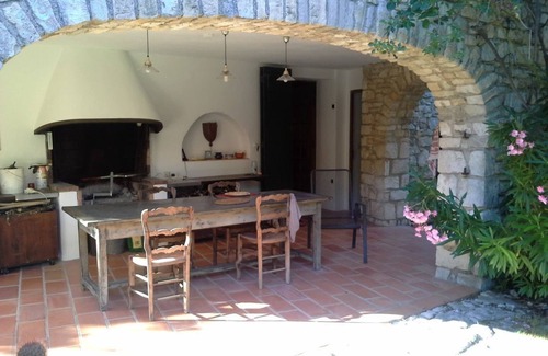 Venasque Villa | Atypical 18th-century house