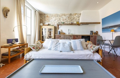 Antibes Old Town Apartment | Atypical duplex in rue Fourmillière