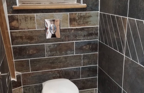 Couffy House | Atypical Jams 2 Bed and Breakfast shared bathroom
