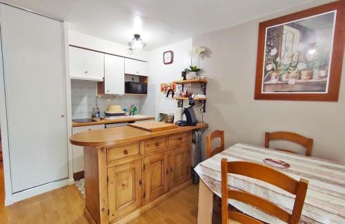 Bagneres-de-Luchon Apartment | Au doux refuge, charmant T2 bis, parking gratuit, proche thermes, 6 personnes