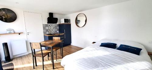 Plougourvest Apartment | Au numéro 7 - Entre terre et Mer - Jaccuzi privatif