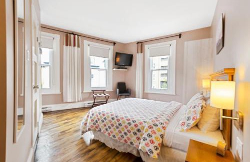 Saint-Jean-Baptiste Hotel | Auberge Château Des Tourelles