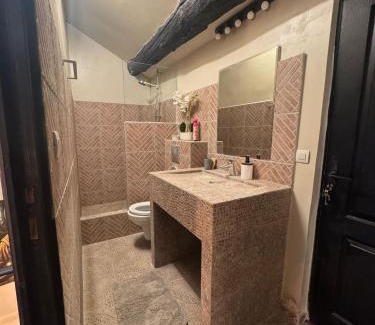 Salon-de-Provence Hotel | Auberge - Nostradamus De Provence