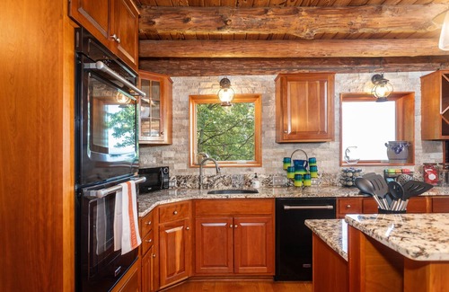 New Market Cabin | Aubrey's Nest - Secluded Log Cabin with Panoramic Mountain Views & Cozy Vibes