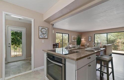 Auburn House | Auburn Lakehouse Retreat. 4BD, 3BA with 2 Decks!