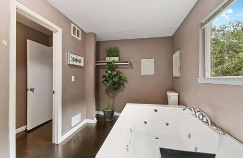 Auburn House | Auburn Lakehouse Retreat. 4BD, 3BA with 2 Decks!