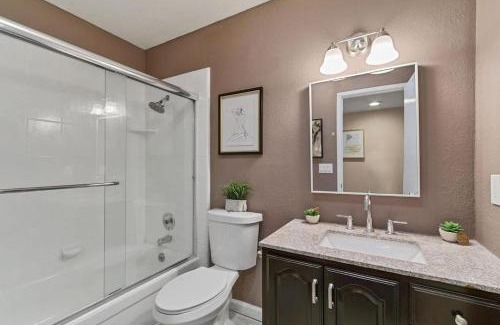 Auburn House | Auburn Lakehouse Retreat. 4BD, 3BA with 2 Decks!