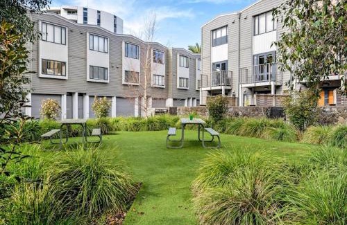 Parnell House | Auckland CBD, Parnell Ensuite+Patio+Secluded Garage