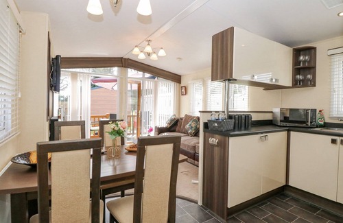 Hopton Cottage | Audrey's Lodge, Foxburrow Hang