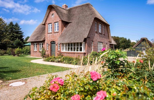 Borgsum House | Auf Einer Ehemaligen Pferdekoppel Entstand Dieses Großzügige Reetdachhaus, Umrin