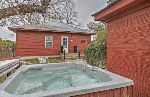 Fredericksburg House | August Schmidt Fredericksburg Cottage with Hot Tub