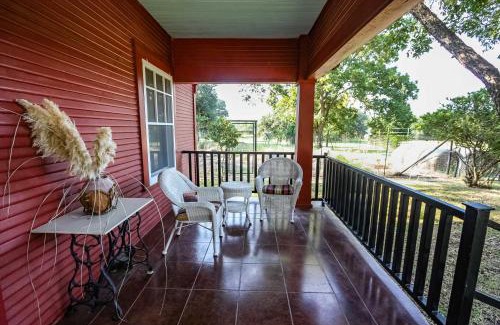 Fredericksburg House | August Schmidt Fredericksburg Cottage with Hot Tub