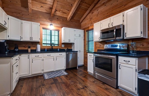 Lampe House | Aunt B's Cabin With a Hot Tub The Overlook Cabins
