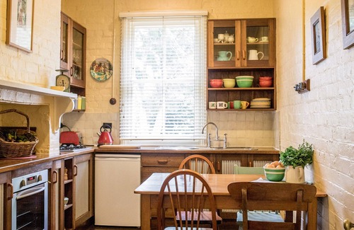 Kangaroo Valley Cottage | Auntie Eileen's Cottage -A gentle farm experience just a stroll from the village