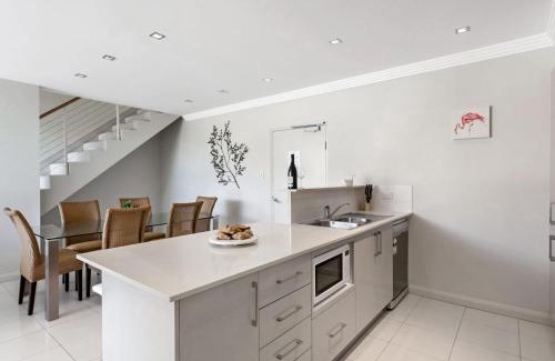 Shoal Bay Apartment | Aura Apartments Unit 13 59 Shoal Bay Road