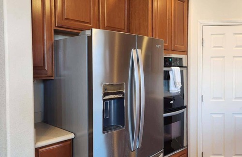 Aurora House | Aurora 4BR Getaway w ~ Tub ~ Crib ~ 15miles to DIA